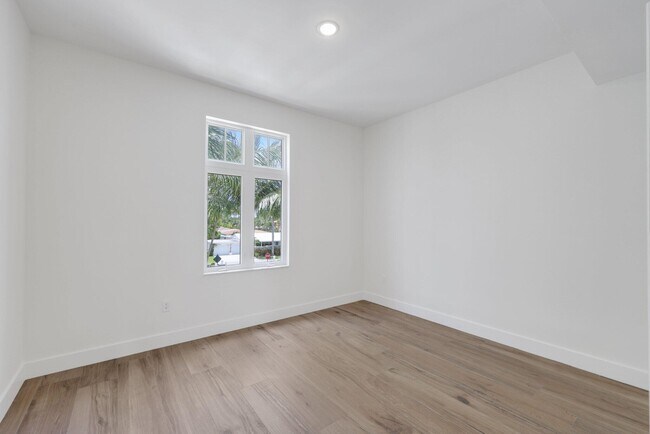 Building Photo - 176 Lake Dr