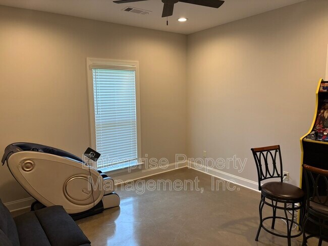 Building Photo - 239 McLaughlin Dr