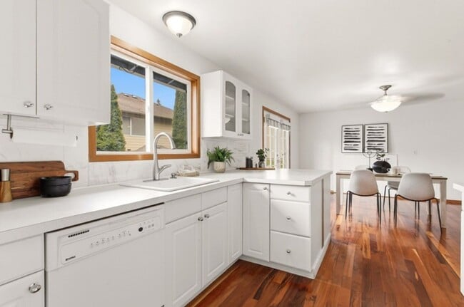 Building Photo - Beautiful Renovated Home in Excellent School District, Sammamish!