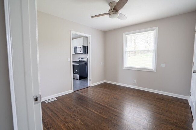 Building Photo - 3914 Creekside Dr