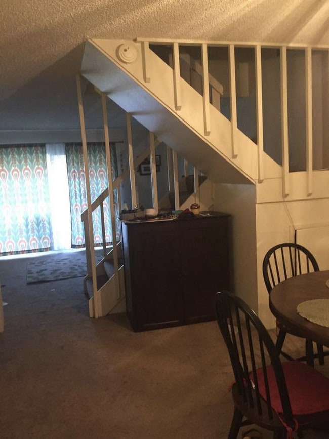 Building Photo - Beautiful 2 Bedroom, 1.5 Bathroom Apartment Available August 1st!