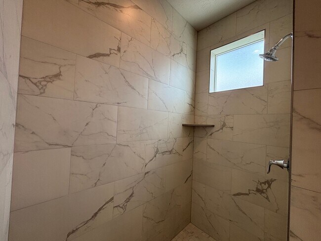Building Photo - 4 BEDROOM SANDHOLLOW TOWNHOME FOR RENT!