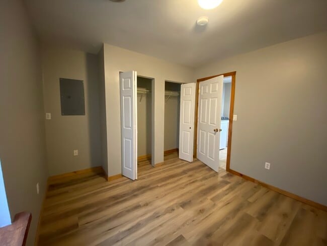 Building Photo - Spacious 3 bedroom 2 bath with 1 stall garage duplex outside city of Watertown for rent!