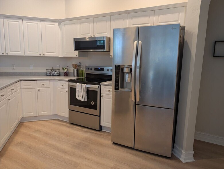 Building Photo - 2047 Sunny Dale Dr