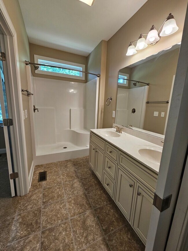 Building Photo - NEW LISTING!!!!!