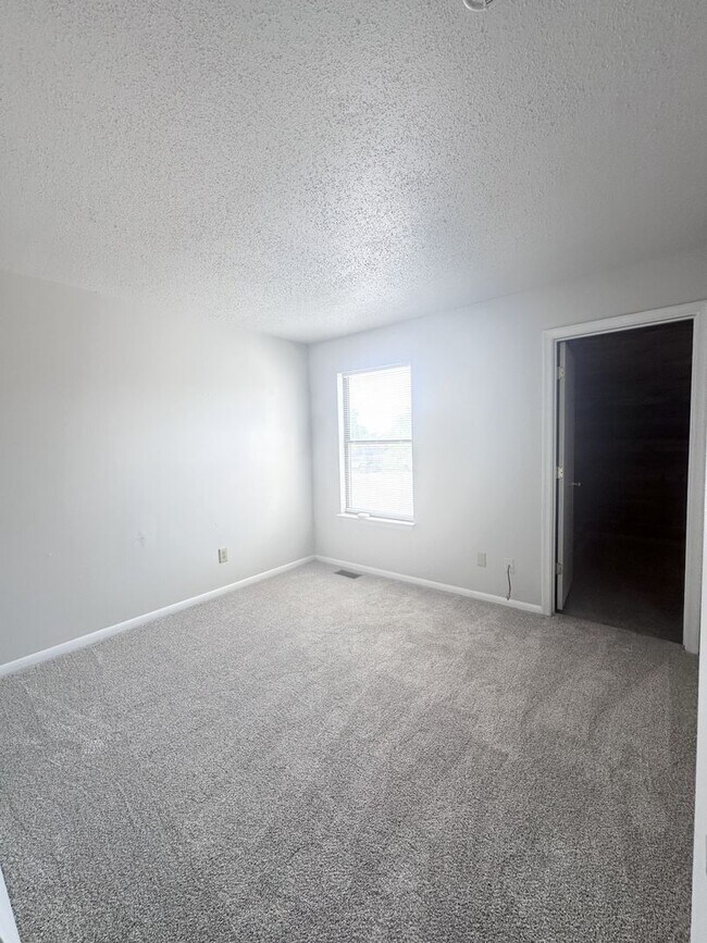 Building Photo - Cozy Townhome By the Beach!
