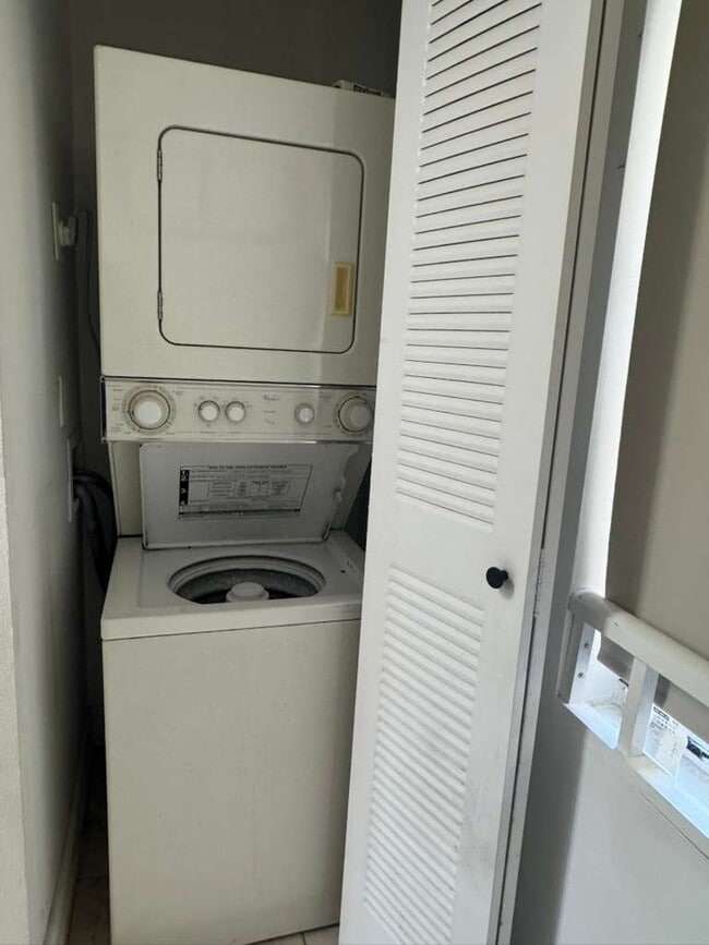 Building Photo - 9999 Summerbreeze Dr