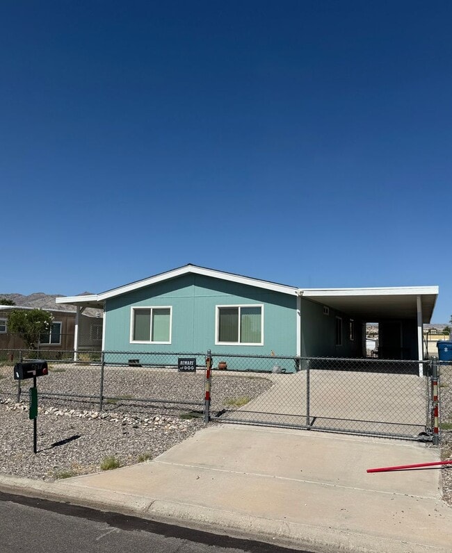 Building Photo - VACATION RENTAL 3 Bedroom, 2 Bath