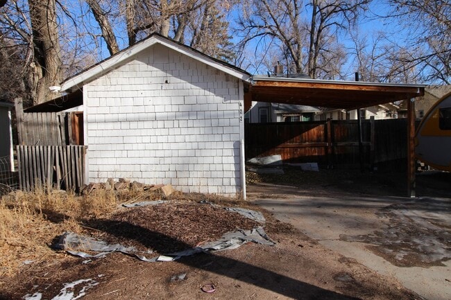 Building Photo - Adorable 3bdrm Downtown Bungalow.   Move in special----half off the first 2 months!!!!