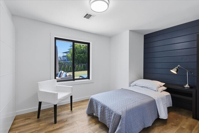 Building Photo - 3Bd/2Ba Bellevue Home