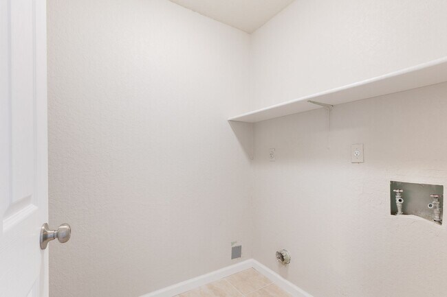 Building Photo - Renovated 2 Bedroom 1 Bath Near UTSA, Medi...