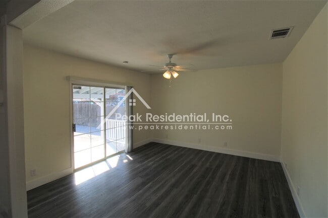 Building Photo - 1042 Las Palmas Ave