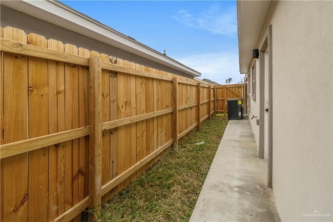 Building Photo - 12 W Woodson Dr