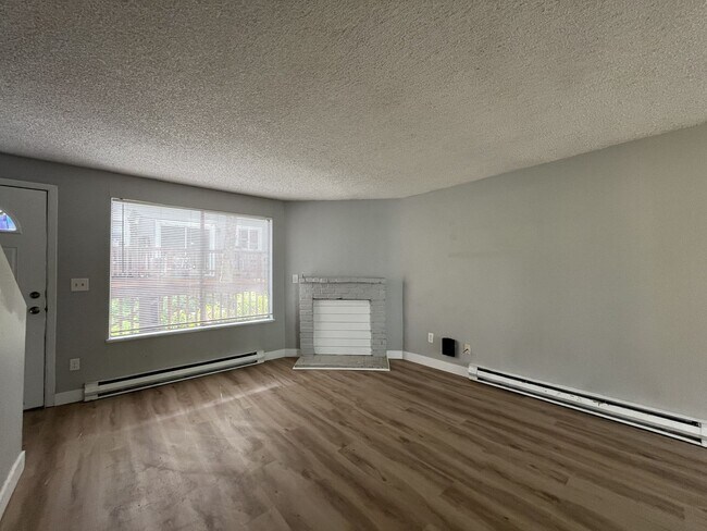 Building Photo - Comfortable 2 Bedroom Retreat with a Beautiful Tree-Lined Setting, Washer/Dryer & Modern Kitchen
