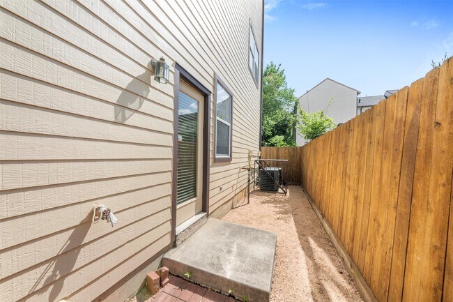 Building Photo - 6524 Calder St