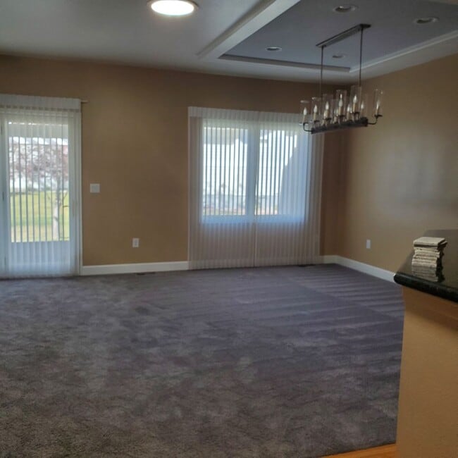 Building Photo - LARGE 3 BED 3 BATH TOWNHOME IN THE DESIRABLE POINTE NEIGHBORHOOD