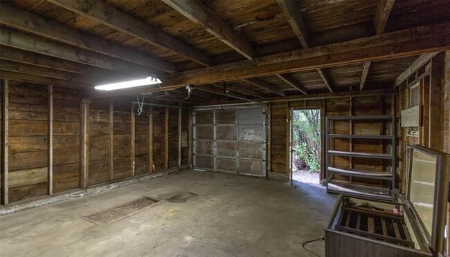 Building Photo - Amazing Downtown Location - 3 BR Home just...
