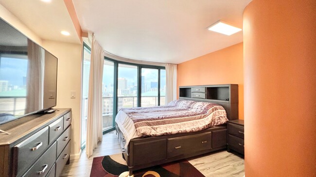 Building Photo - BEAUTIFULLY UPDATED 2 BEDROOM WITH 2 PARKI...