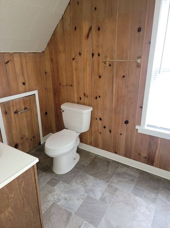 Building Photo - Charming, spacious Craftsman style Lakewood Home