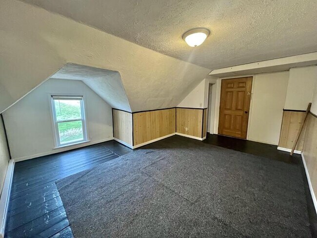 Building Photo - 2291 1/2 Day Street - Upper