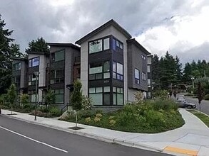 Building Photo - Spacious 4-Bed, 2.5-Bath Townhome with Mod...