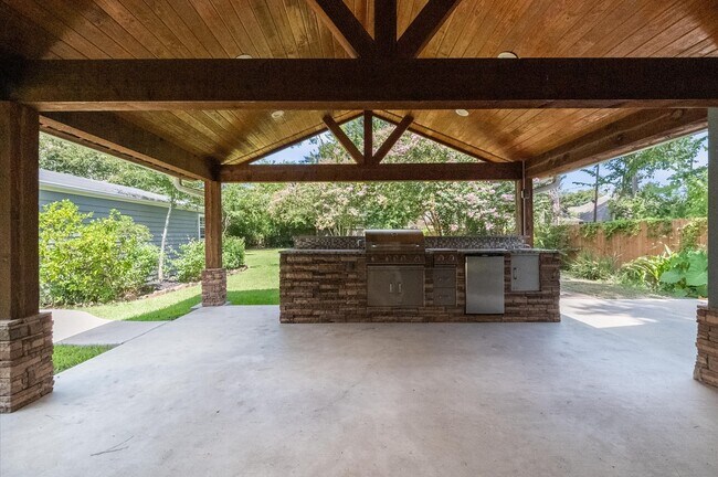 Building Photo - 1320 Woodvine Dr