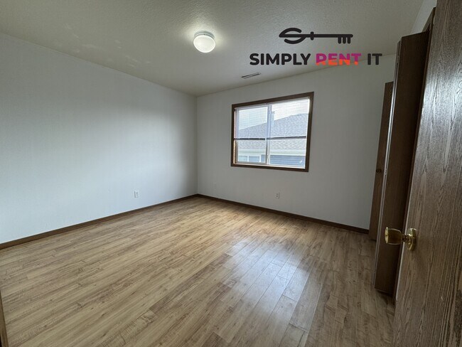 Building Photo - 3 Bedroom 2 Bathroom with Internet!