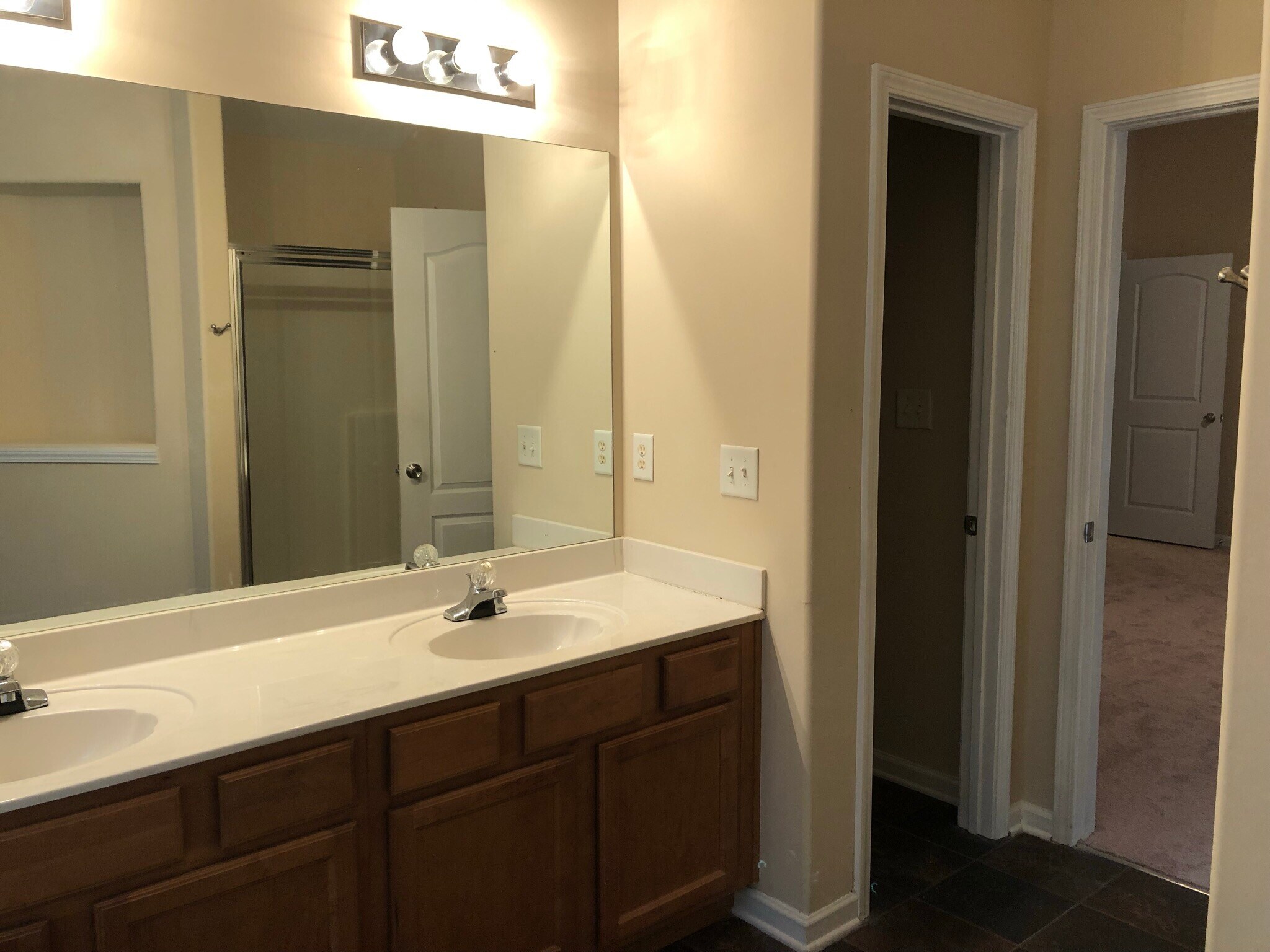 Building Photo - 372 Castle Top Ln