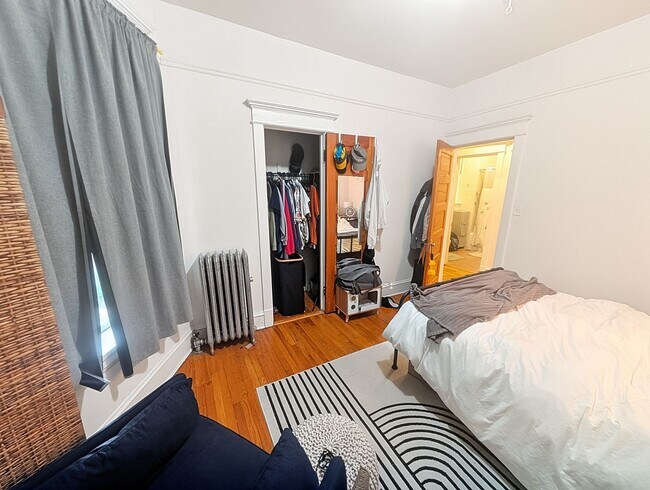Building Photo - Very Spacious 2 BR/1 BA in Wrigleyville