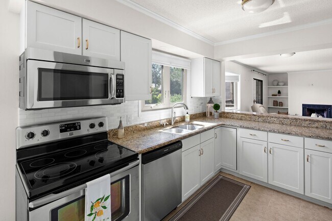 Building Photo - 201 Racquet Club Rd