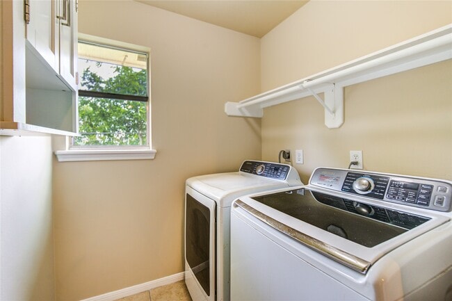 Building Photo - 138 W New Meadows Dr