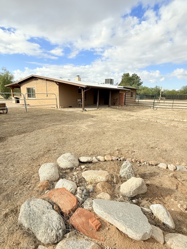 Building Photo - 840 W Calle Concordia