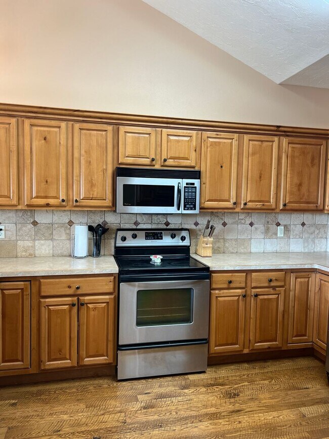 Building Photo - Stunning 5 bed 3.5 bath twin-home on the R...