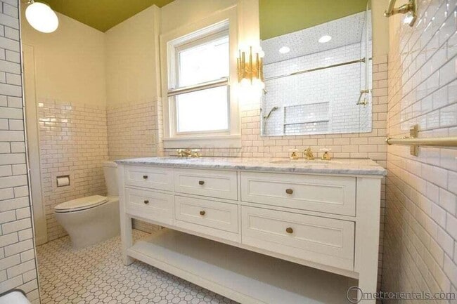 Building Photo - 445 Oakland Park Ave