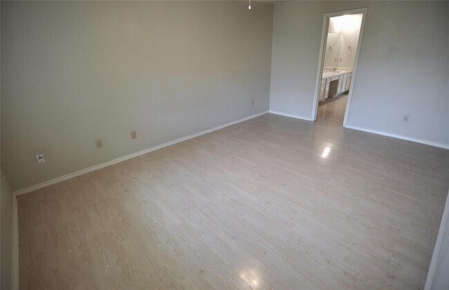 Building Photo - 13121 New Boston Bend
