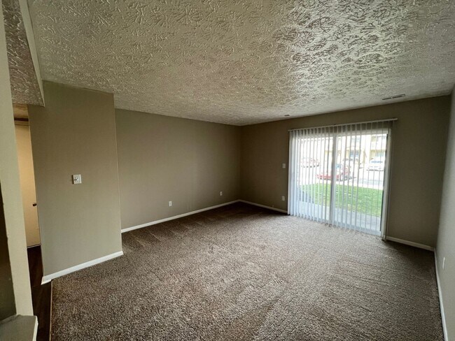 Building Photo - Spacious One Bedroom Apartment with W/D Connection!
