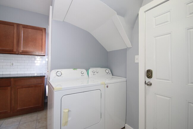 Building Photo - 273 Lloyd St