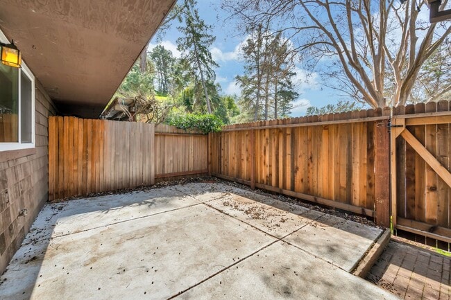 Building Photo - Spacious 4-Bedroom, 2.5-Bath Townhouse Clo...