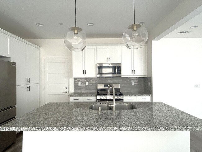 Building Photo - POWELL WAY UNIT 104 CORONA 92883  (3 BED / 2.5 BATH)