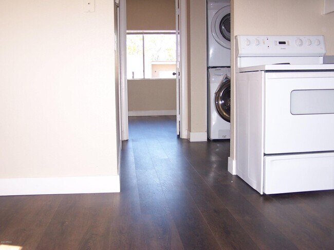 Building Photo - 2808 E Le Marche Ave