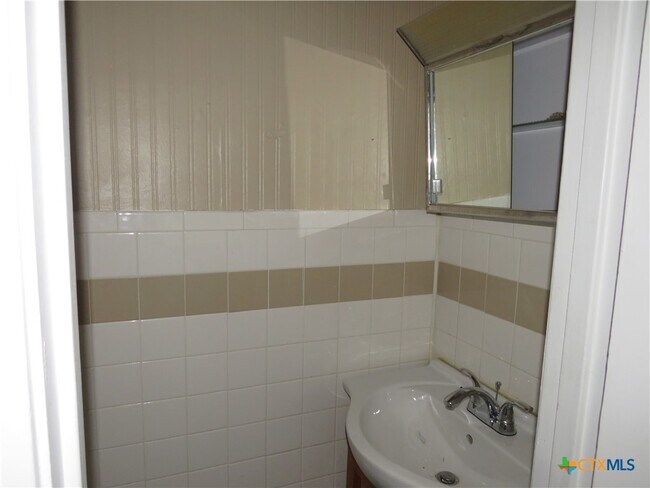 Building Photo - 214 E Munroe Ave