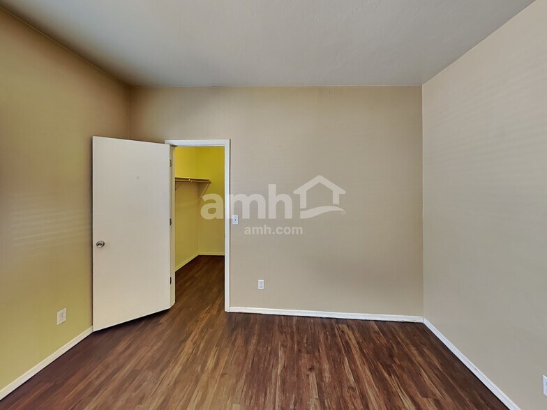 Building Photo - 501 W Placita Durango