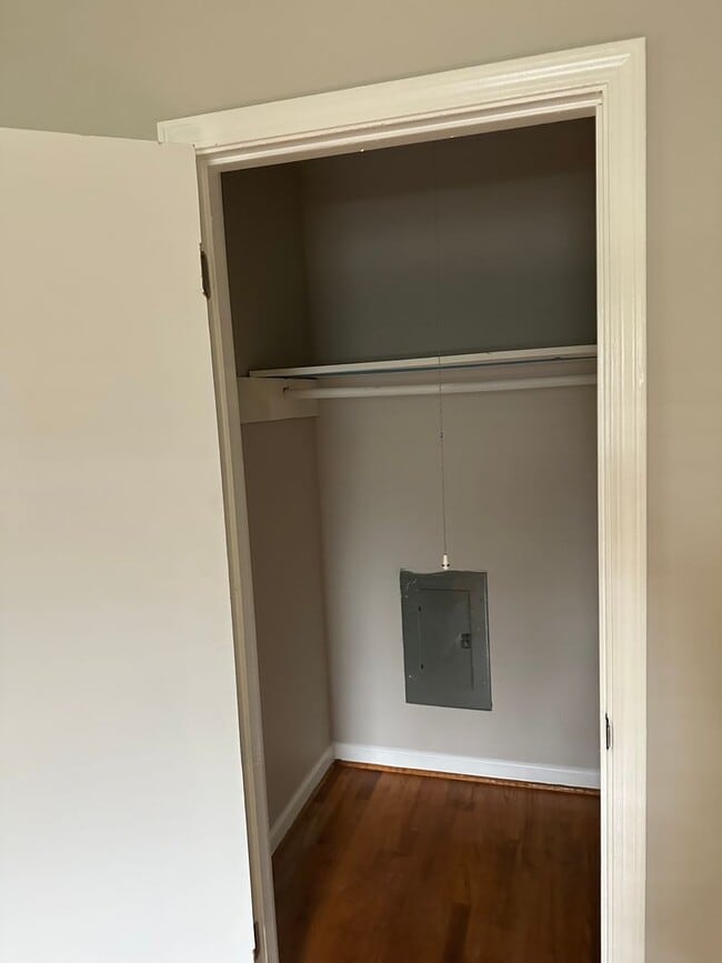 Building Photo - 3 Bed 1.5 Bath 10 Minutes from downtown!