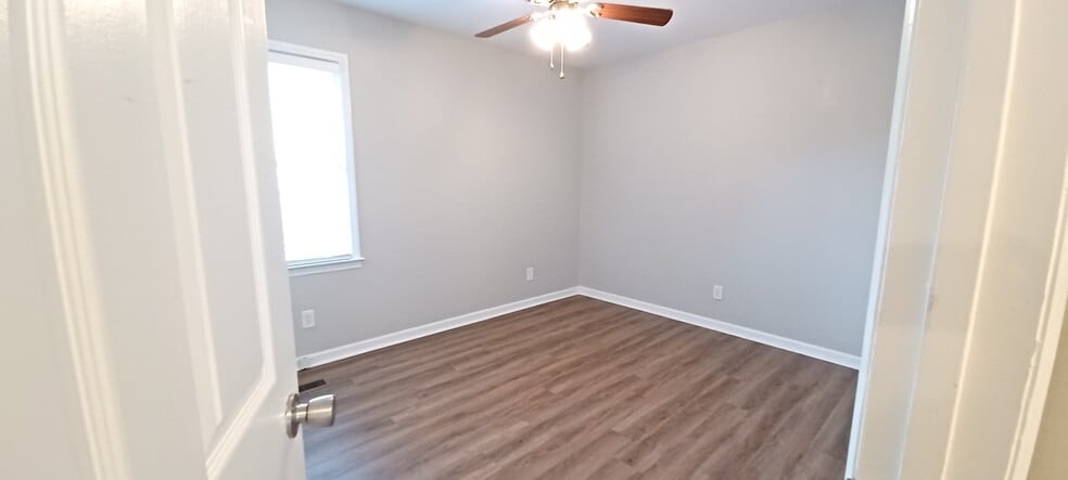 Building Photo - 206 S Hillcrest Dr