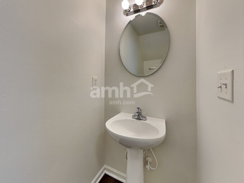 Building Photo - 5001 Autumn Oak Dr