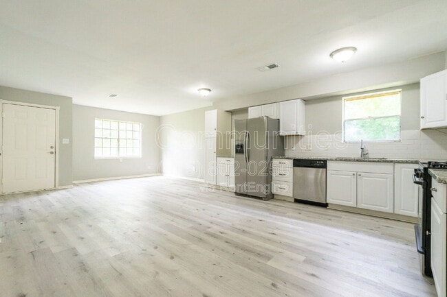 Building Photo - 9196 White Oak Dr