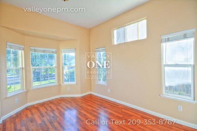 Building Photo - Charming 4 bedroom, 2 bath single story ho...
