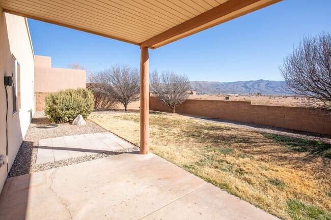 Building Photo - Spacious 4 Bedroom 2 Bath Home in Mesa Vil...