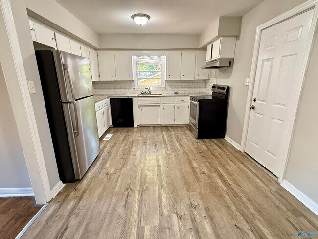 Building Photo - 117 Meadow Dr