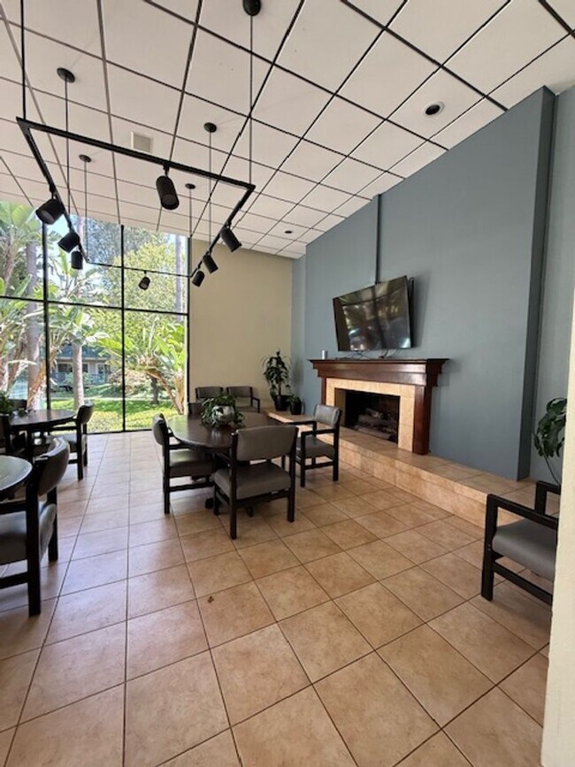 Building Photo - Top floor, 1 Bedroom, 1 Bath Condo in Ston...